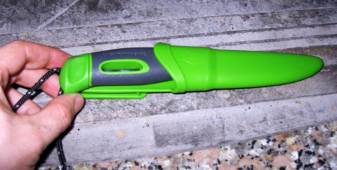 Coltello con fodero per pesca